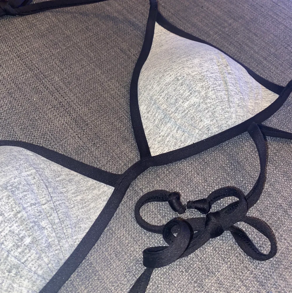  En grå bikini topp med knytning i nacke och rygg från H&M. Storlek XS. Är för liten på mig därav säljs den. . Övrigt.