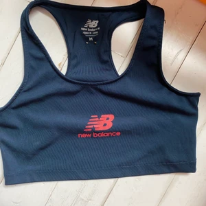 Tränings bh New balance  - Tränings bh i ganska bra skick förutom  slitage på trycket. Liten i storleken passar bäst en som har small eller kanske xs. Lite strechigt. Katt i hemmet. Kan mötas upp i Uddevalla om ej så står köparen för frakten. 