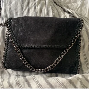 Stella McCartney väska - Liknande stella McCartney väska, köpt på plick men kände att den inte passade mig därav säljer jag vidare den❤️ buda eller köp direkt för 160+frakt❤️❤️