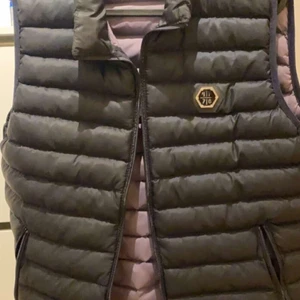 Philipp plein  - En philipp plein limited edition väst. Köptes för 7000kr och nästan helt oanvänd som nu för 3500kr. Digital kvitto finns och priset kan diskuteras. Grattis leverans 🚚✅✅✅