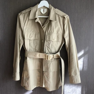 Beige vårjacka från Arket - Säljer denna vårjackan köpt på Arket då den är för liten, använd fåtal gånger så den är i väldigt bra skick! Frakt tillkommer❤️