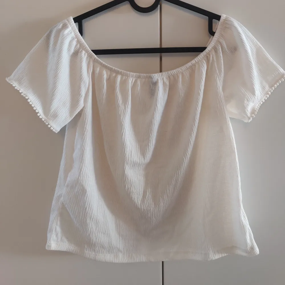 Jättefin vit tröja med små detaljer på, väldigt luftig och skön till sommaren. Använts några få gånger, den är i fin skick 🤍✨. Skjortor.