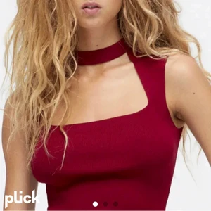 Zara topp - Säljer nu denna ursnyggas topp från zara pågrund av att jag har tusentals andra toppar!💓 Köpt på Plick men bara använd ett fåtal gångar!❤️‍🔥 Priset kan diskuteras vid snabba affär💓