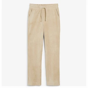 Velour mjukis byxor - Mjukis byxor från Kappahl, endast använd en gång. Säljer eftersom jag ej kommer använda dom. Original pris: 299kr❤️❤️ vid snabb affär kan vi förhandla om priset, frakt tillkommer!❤️❤️ 