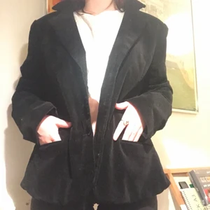 sammetskavaj - sammetkavaj från emmaus. säljer då den är för stor och jag har liknande. visad på en S