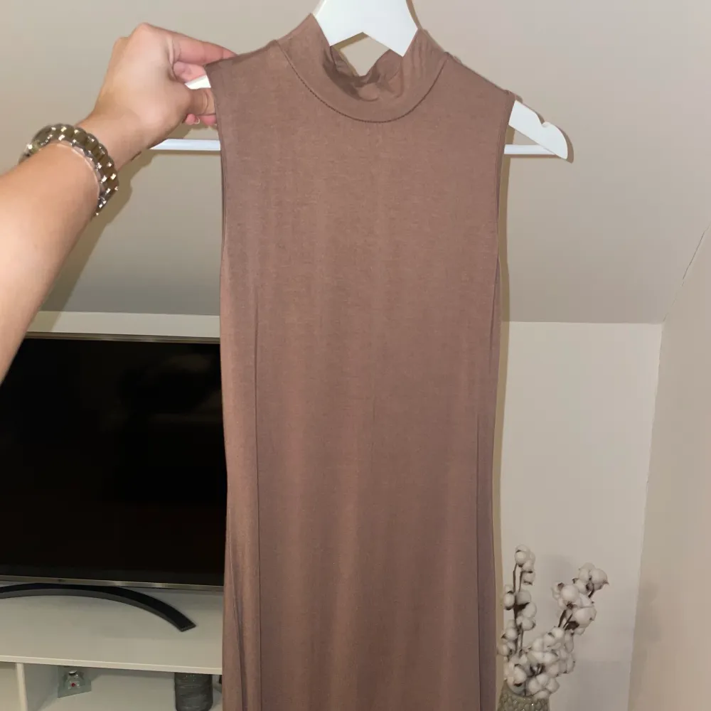 Säljer denna fina klänning då den tyvärr inte kommer till användning. Storlek S, jag är 170 lång. Väldigt stretchigt material och skönt till sommaren! . Klänningar.
