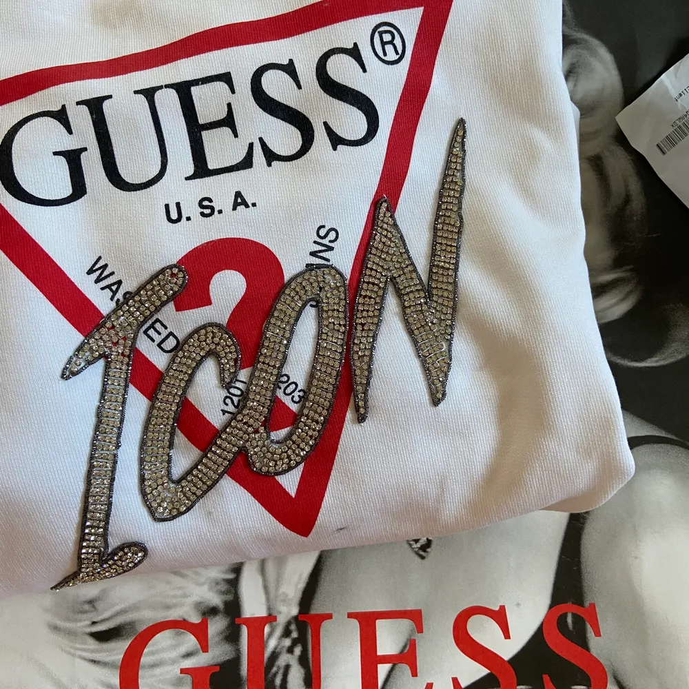 En helt oanvänd guess sweatshirt i storlek M/L men jag är S och den sitter lite oversized köpt för 80 euro så motsvarande runt 800kr priset kan diskuteras . Hoodies.