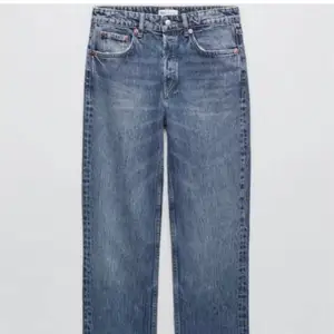 Raka fina midrise jeans från Zara som endast är provade. Så helt nya. Säljer pågrund av att dom är för stora i midjan på mig. 