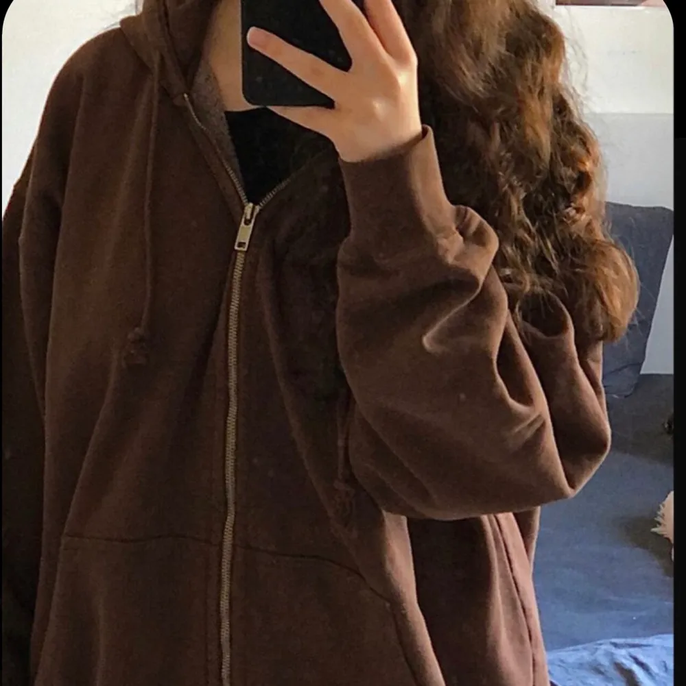 Super mjuk och varm zip upp hoddie från Brandy Melville! Använd fåtal gånger och är i fint skick! Köpt för 450kr, säljer ändast för 269kr + frakt! Hör gärna av dig vid intresse eller frågor❤️. Hoodies.