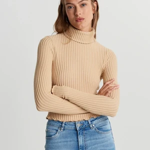 Polotröja gina - Ribbad polotröja ifrån ginatricot, endast använd 1 gång så i nyskick. Är i storlek Xxs men passar mig med Xs/S, säljer för 70kr