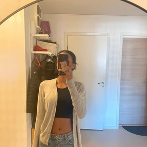 Kofta från Zara! - Denna kofta som är väldigt trendig inom stockholmstil säljer jag på grund av ingen användning💕 för mer bilder eller om du har någon fråga är det bara att komma privat💕kan både frakta eller mötas upp!