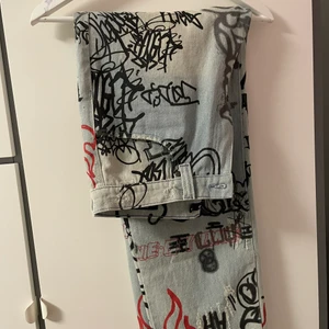 Jaded london jeans - Jaded london jeans. Strl 34. Skate fit. Använd ett fåtal gånger. 350kr. Kan mötas i Örebro. Vid frakt står köparen för frakten. 
