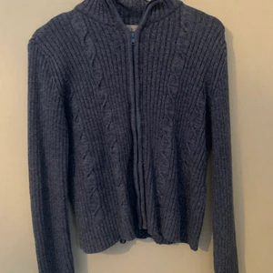 Stickad tröja med dragkedja  - En blå stickad tröja med dragkedja i storlek S. Använd men väldigt fint skick. Vid frågor hör av er. Köparen står för frakten 💗