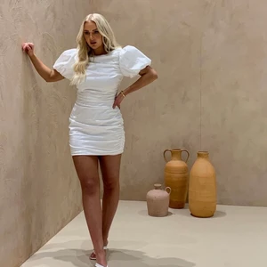 Vit klänning - Superfin vit klänning från Linn Ahlborgs kollektion med Nelly. Perfekt till student!! Endast använd några timmar på min student så den är fortfarande som ny. Finns ett jättelitet märke på baksidan, det var där när jag fick den & går inte bort men det är ingenting man tänker på 💗 kan skicka fler bilder om det önskas 