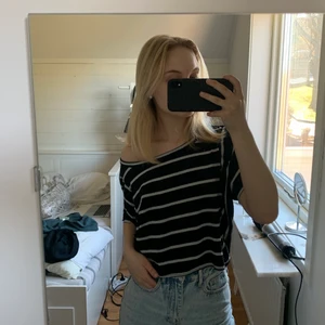 randig tröja  - Fin randig tröja som sitter lite off/one shoulder 