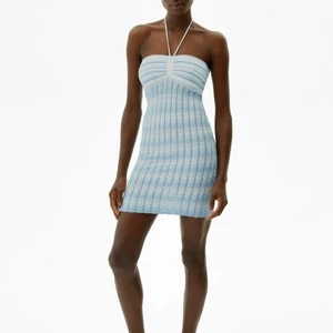 Bershka klänning - Jag säljer denna jättefina klänningen från bershka, zalando. Den är storlek xs men ganska stretschig i tyget! Säljer den då jag behövde en storlek större och kan inte lämna tillbaka den nu tyvärr. Testad endast en gång, så som ny! Helt slut såld på nätet