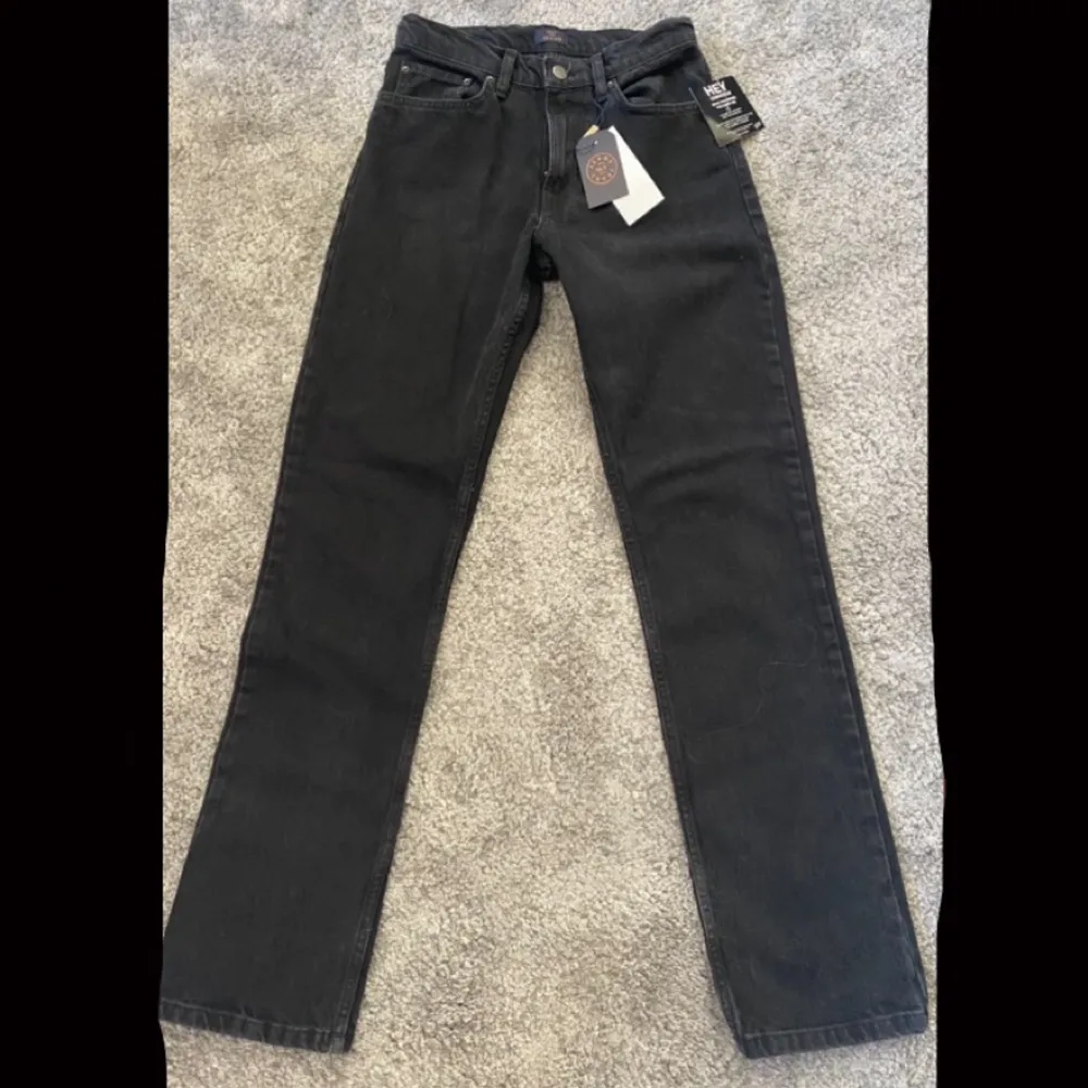 Svart jeans från NELLY. Stl 32 men är lite stora. Aldrig använda. Ny pris 599kr.. Jeans & Byxor.