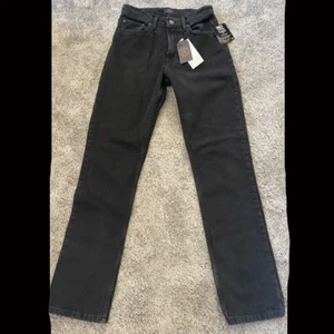 svarta jeans från NELLY - Svart jeans från NELLY. Stl 32 men är lite stora. Aldrig använda. Ny pris 599kr.