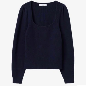 ALEXA stickad tröja dark navy - Säljer den här tröjan från MANGO. Den är helt oanvänd, köpte hem den men har inte använt den då det inte var min stil. Annars är den jätte fin! Dom första 2 bilderna är lånade. Nypris: 350 