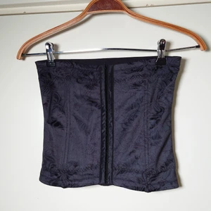 Blommig korsett - En svart korsett med diskret mönster. Stängs med små hakar🌱