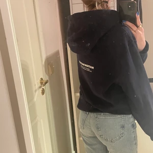 Hoodie med tryck - Hoodie med tryck på fram och baksida. Från hm:s killavdelning men passar lika bra på vem som helst 