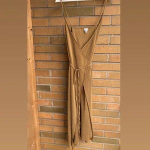 Omlottklänning  - - Endast använd vid två tillfällen  - Omlott klänning - Stolek 38 - Kaki färg