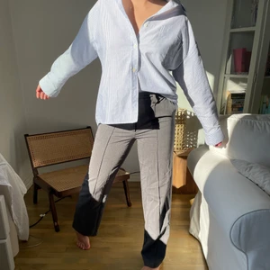 Grå kostymbyxor - Ett par grå kostymbyxor som jag fått så mycket komplimanger för! 💛 Påminner om Djerf Avenues kostymbyxor! 🤠