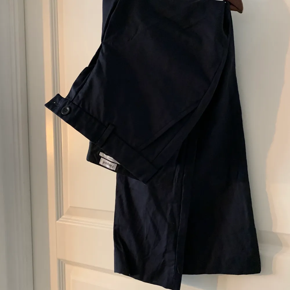 Väldigt fina kostymbyxor som formar sig längs benen från Filippa k i mörkblå färg! Är absolut öppen för prisförslag, kan mötas upp i Stockholm och det är bara att skriva för fler bilder!!. Jeans & Byxor.