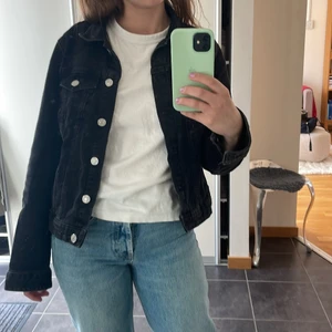 Jeansjacka - En svart/grå vårjacka i bra skick.