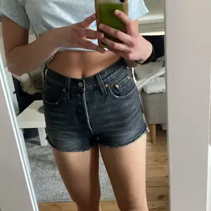 Jättefina levi’s shorts som har blivit för små. Är i bra skick. Köparen står för frakt!💕