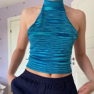 Blå halterneck topp - Säljer denna fina halterneck topp från Zaras senaste sommarkollektion. (Går inte att köpa längre). Storlek XS/S 💙