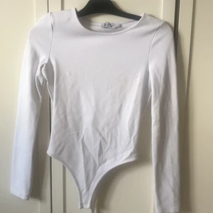 Vit body  - En vit bidy från NA-KD (Lin Ahlborg). Använd några gånger. Inga defekter