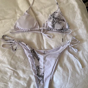Helt ny vit bikini med mönster, strl M/S - Helt ny vit snygg bikini med mönster! String/halvstring (hur du föredrar), justerbara band, uttagbara pads. Strl M, passar även S! Frakt 52😍