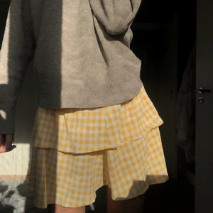 Rutig gul-vit sommarkjol! - En somrig kjol från H&M köpt för ca ett år sedan men använd 1 gång. Slutsåld på hm och säljs inte längre. Inga slitage, ser snarare ny ut💓 Kjolen är i storlek S och passar mig som är 170 men skulle också passa någon som är kortare eller längre. 