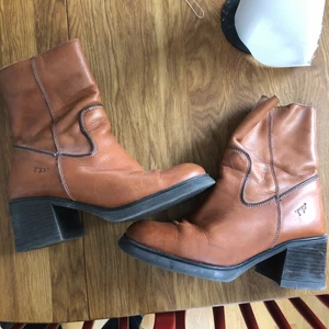 Bruna stövlar - Säljer mina superfina stövlar i brunt läder! Jättefin 70-tals klack. Storlek 40 ❤️
