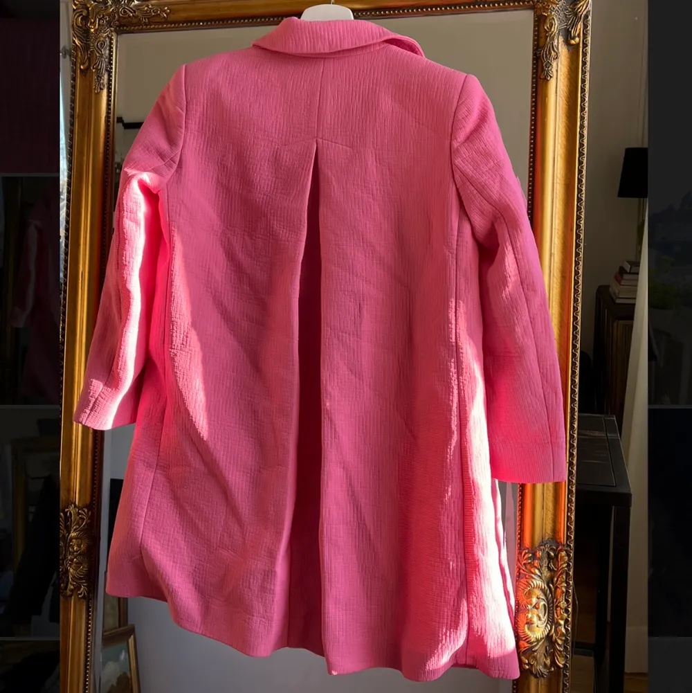 Superfin rosa kappa från zara. Liten fläck baksida krage (bild nummer 3.) . Jackor.