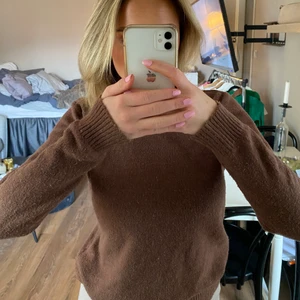 Brun stickad - Brunstickad tröja som är jätteskön! Ser nopprig ut men synd knappt i verkligheten ❤️
