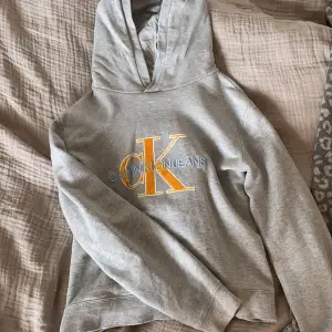 Jätte fin och skön Calvin Klein hoodie!💗Nypris: 799kr Säljer pågrund av att den är för liten. Använt få gånger!