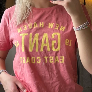 Gant t-shirt - En så härlig t-shirt från Gant, älskar färgerna speciellt på sommaren då man är brun tillsammans med ljusblå jeans😍🌸🌷💛Säljs då den inte kommit till användning på länge, använd en gång!