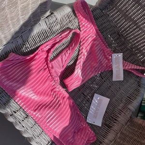 Rosa bikini - Verkligen skitsnygg bikini jag köpt från det amerikanska märket Dippin Daisy’s! Jag har tyvärr aldrig fått användning av den o väljer därför att sälja. Perfekt nu inför sommaren! Ordinariepriset i kronor blir ca 800 kr totalt. Jag säljer för 400 kr inkl frakt😊 Kom gärna med prisförslag!