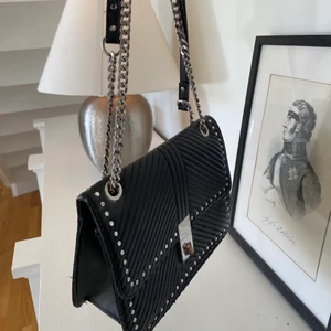 Zara väska - Väska från zara. Köpt för flera år sen och är väl använd!! Lite rostig som på bilden.