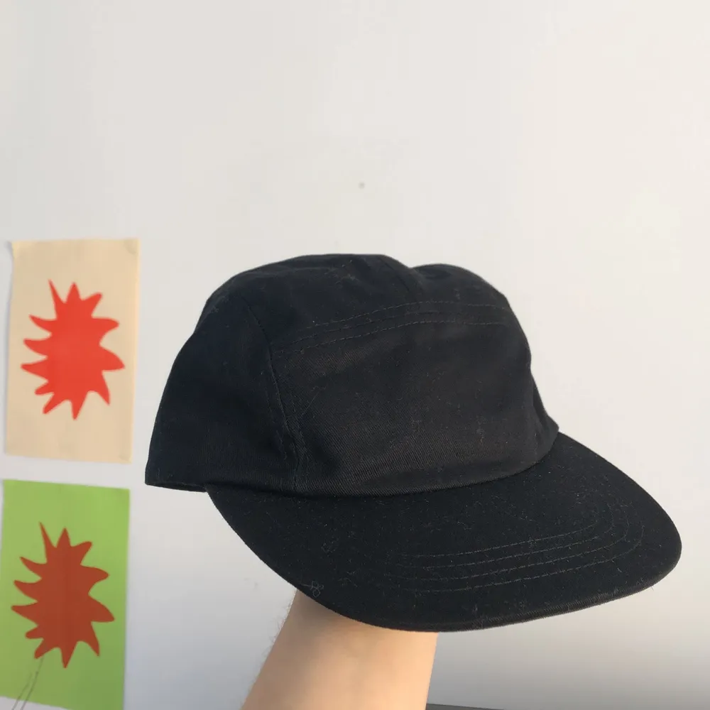 Säljer en helt oanvänd 5-panel keps från Asos.  Lite frakt tillkommer eller mötas upp i Stockholm☀️. Accessoarer.