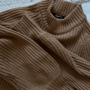 Stickad tröja - En brun/beige varm och skön stickad tröja ifrån Gina Tricot! Jag köpte den förra året men har andats kommit tills användning ett fåtal ggr🤎 Fina ballong ärmar och älskar kragen!