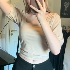 fin topp ❤️ - Jättefin beige sommartopp från dobber, aldrig använd 💞 Skulle säga att det passar S/M. Köparen står för frakten