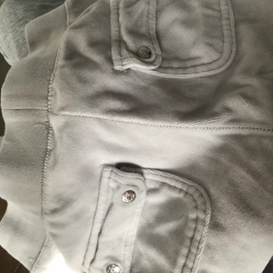 juicy couture - juicy byxor! lägger upp igen pga behöver pengar, kan säljas för minst 700kr eller 766kr inkl frakt. Färgen quiet grey i bomullsmaterial. Storlek XS men passar definitivt XXS eller liten S. passar mig som är 162, NYPRIS 1099kr