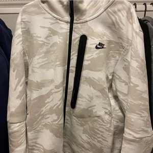 Nike Tech Fleece Vit camoflage - En Nike Tech kofta i storlek L som jag inte använt för mycket då den inte passar mig. Inga hål eller fel på den 