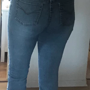 Snygga jeans  - Välbevarade utsvängda jeans i stretch med stenar längs sidan av benen. Storlek S🌸