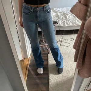 Jeans - Jeans köpta på Zalando nästan aldrig använda! Ljusa upptill och mörka nedtill.