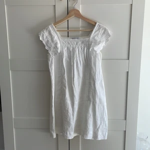 Vit klänning - Vit klänning från SEE BY CHLOÉ. Aningen genomskinlig. Det står storlek 40 i klänningen men den passar mig som är xs/s.