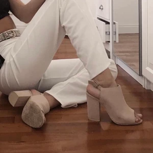 Tiamo klackskor  - Beige klackskor. Storlek 40. Klackhöjd 10-11 cm